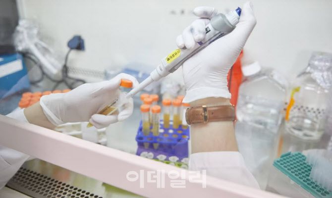 A Genome & Company researcher conducts an experiment. (Photo provided by Genome & Company)