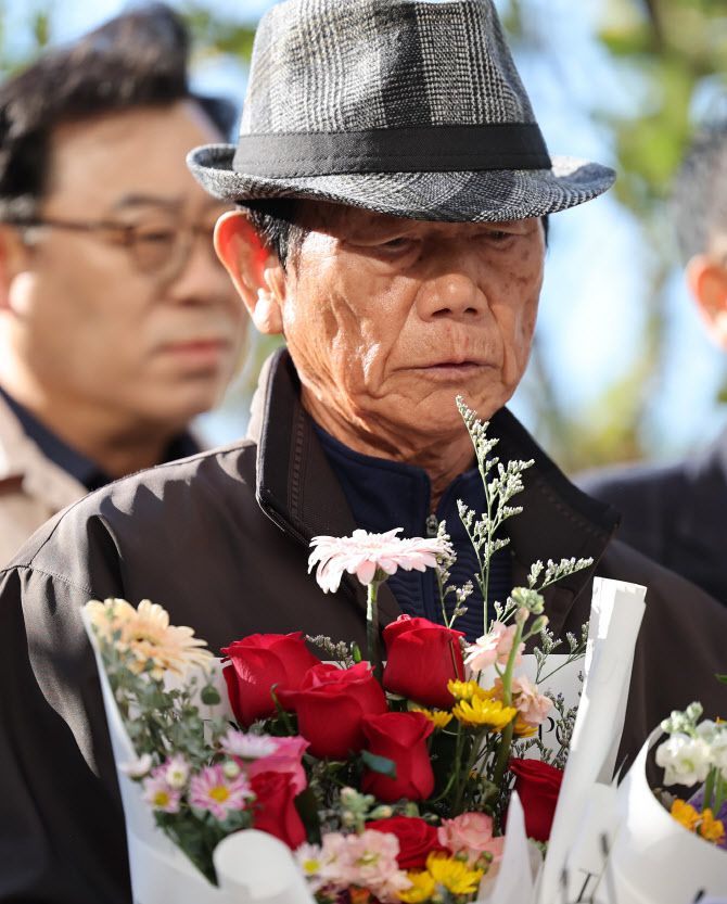 28일 오후 광주고등법원에서 가족과 마을 주민을 살해한 혐의에 대해 재심 재판을 받은 ‘순천 청산가리 막걸리 살인사건’의 피고인 백모(75)씨가 생각에 잠겨 있다. (사진=뉴스1)