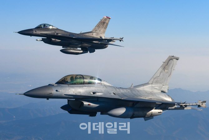 진영승 합참의장과 존 대니얼 케인 미국 합참의장이 3일 탑승한 KF-16 전투기와 F-16 전투기가 춘천 인근 상공을 비행하고 있다. (사진=합참)