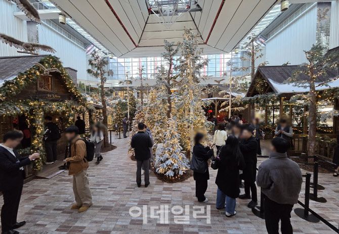 각 공방 앞마다 대기줄이 이어지는 크리스마스 테마존의 모습 (사진=한전진 기자)