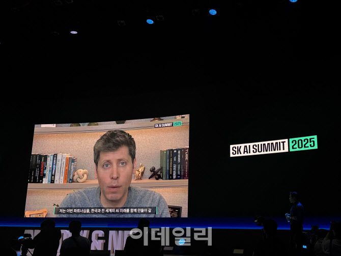샘 올트먼 오픈AI 최고경영자(CEO)가 3일 서울 강남구 코엑스 오디토리움에서 열린 ‘SK AI 서밋 2025’ 키노트 세션에 영상으로 참석해 축하 메시지를 하고 있다.(사진=공지유 기자)