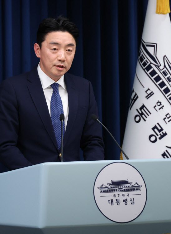 강훈식 대통령비서실장이 3일 용산 대통령실 기자회견장에서 재판중지법 관련 브리핑을 하고 있다. (사진=연합뉴스)