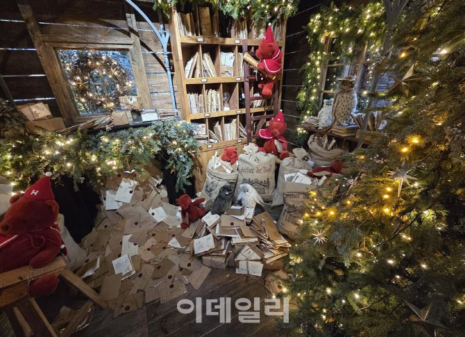 직원이 수작업으로 만든 편지 1000장이 전시된 편지 공방. (사진=한전진 기자)