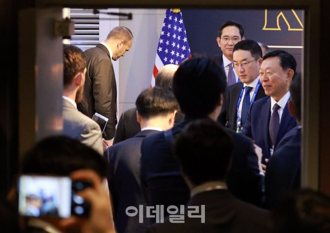 하워드 러트닉 미국 상무장관이 29일 경북 경주예술의전당에서 열린 APEC CEO 서밋 한미 비지니스 라운드 테이블 행사에서 이재용 삼성전자 회장, 구광모 LG그룹 회장, 신동빈 롯데그룹 회장 등과 인사를 나누고 있다. (사진=노진환 기자)