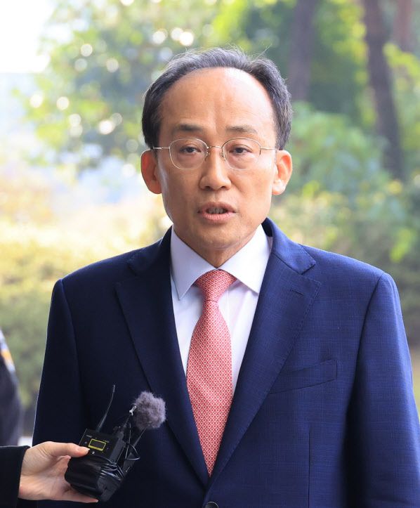 국민의힘 추경호 전 원내대표가 지난달 30일 서울 서초구 서울고검에 마련된 조은석 내란특별검사팀 사무실에 피의자 신분으로 출석하며 기자의 질문에 답하고 있다. (사진=연합뉴스)