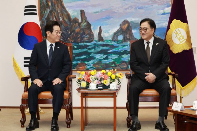 이재명 대통령이 4일 국회에서 내년도 정부 예산안 시정연설에 앞서 우원식 국회의장과 환담하고 있다.(사진=연합뉴스)