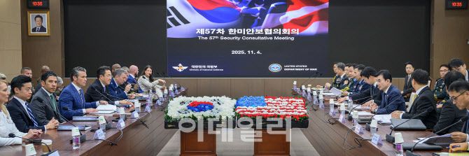 안규백 국방부 장관과 피트 헤그세스 미국 전쟁부 장관 등 양국 관계자들이 4일 서울 용산구 국방부 청사에서 제57차 한미안보협의회의(SCM) 확대회의를 하고 있다. (사진=국방부)