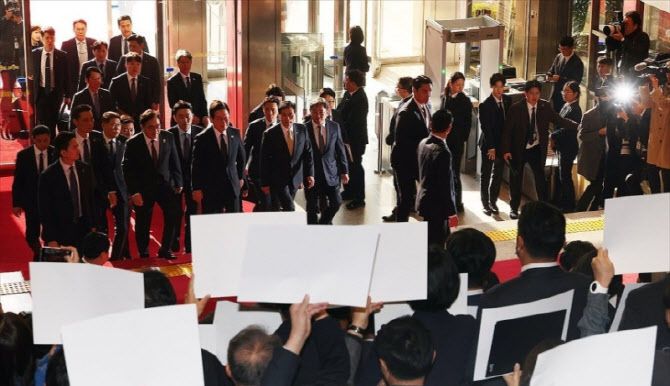 이재명 대통령이 4일 내년도 정부 예산안에 대한 시정연설을 하기 위해 서울 여의도 국회에 도착해 피켓시위를 하는 국민의힘 의원들 앞을 지나고 있다.(사진=연합뉴스, 국회사진기자단)