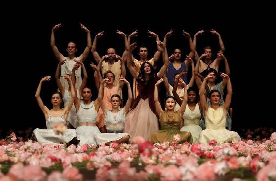 독일 현대 무용계의 거장 피나 바우쉬의 ‘카네이션’(사진=LG아트센터).