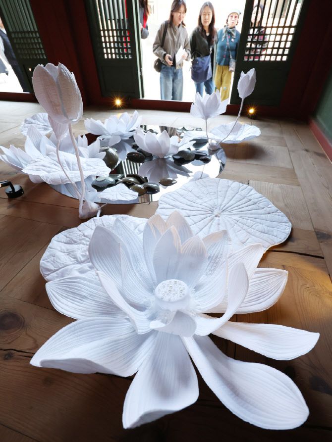 국가유산청 예담고 프로젝트전 '땅의 조각, 피어나다' 개막한 4일 서울 중구 덕수궁에서 관람객이 작품을 둘러보고 있다. 섬유공예가 김은하의 작품 '숨을 틔우는 순간'이 전시돼 있다. (사진=연합뉴스)