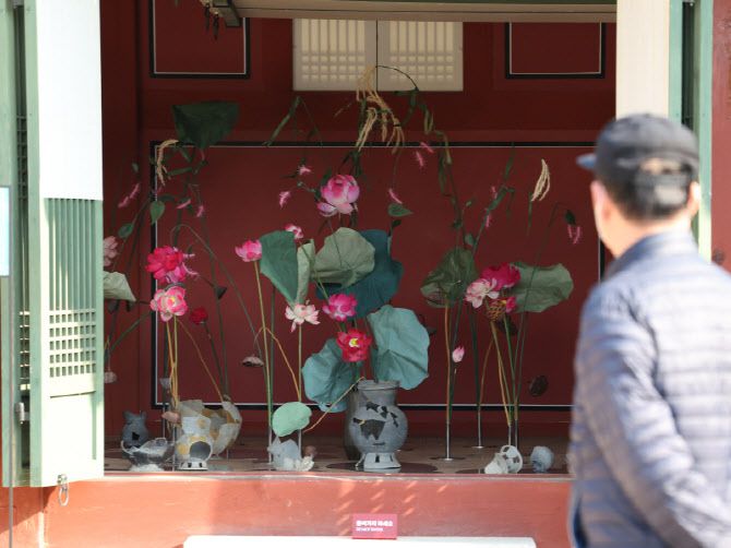 국가유산청 예담고 프로젝트전 '땅의 조각, 피어나다' 개막한 4일 서울 중구 덕수궁에서 관람객이 작품을 둘러보고 있다. 국가무형유산 '궁중채화' 최성우 기능보유자의 작품 '발굴의 순간'이 전시돼 있다. (사진=연합뉴스)
