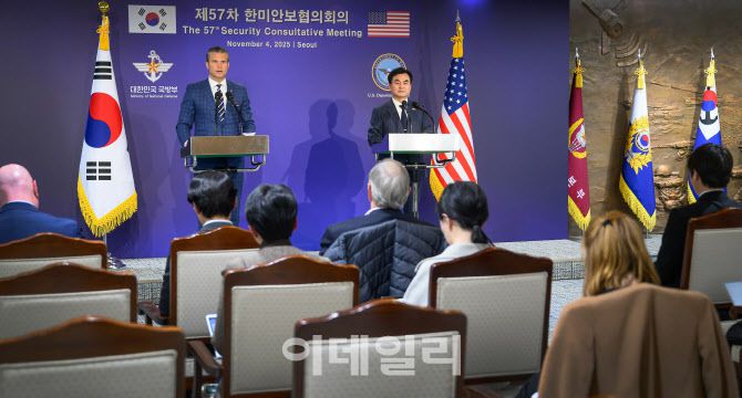 안규백 국방부 장관과 피트 헤그세스 미국 전쟁부 장관이 4일 서울 용산구 국방부 청사에서 제57차 한미안보협의회의(SCM) 이후 공동기자회견을 하고 있다. (사진=국방부)