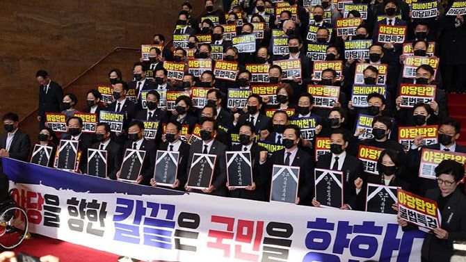 국민의힘 의원들이 4일 국회에서 이재명 대통령의 내년도 예산안에 대한 시정연설이 열리는 서울 여의도 국회 본회의장에 들어가지 않은 채 추경호 전 원내대표에 대한 구속영장 청구 등을 규탄하며 시위를 하고 있다.(사진=연합뉴스, 국회사진기자단)