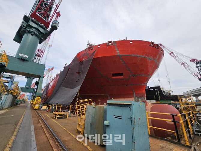 HJ중공업 부산 영도조선소에서 선박이 건조되고 있다.(사진=김은경 기자)