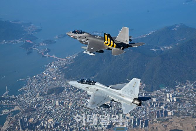 손석락 공군참모총장이 5일 사천기지에서 취임 후 첫 지휘비행으로 KF-21 전투기에 탑승해 시험비행을 하고 있다. (사진=공군)