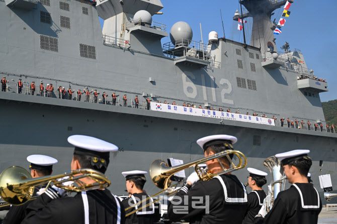 해군 대형수송함 마라도함(LPH)에 편승한 2025년 합동순항훈련전단 2학년 사관생도들이 5일 오전 진해 군항을 출항하고 있다. (사진=해군)