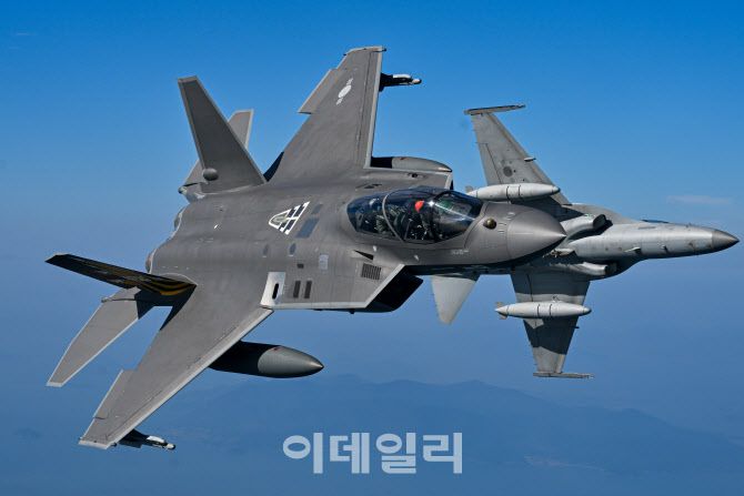 손석락 공군참모총장이 5일 사천기지에서 취임 후 첫 지휘비행으로 KF-21 전투기에 탑승해 시험비행을 하고 있다. (사진=공군)