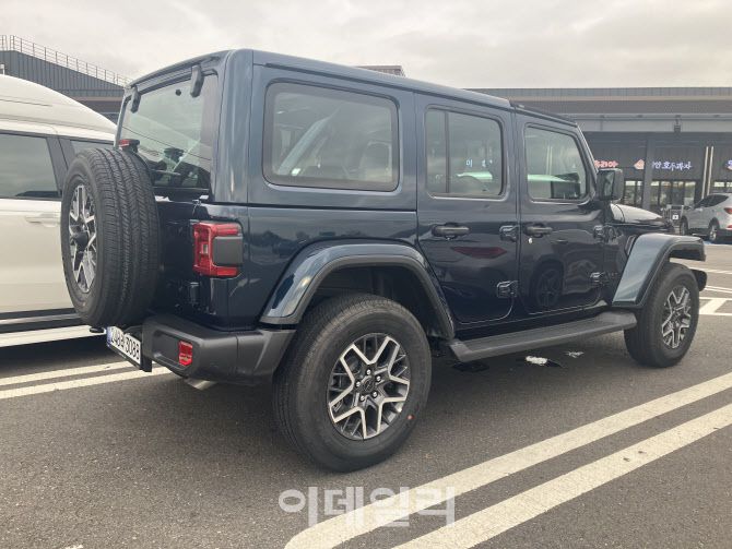 지프 랭글러 사하라 패덤블루 에디션(사진=정병묵 기자)