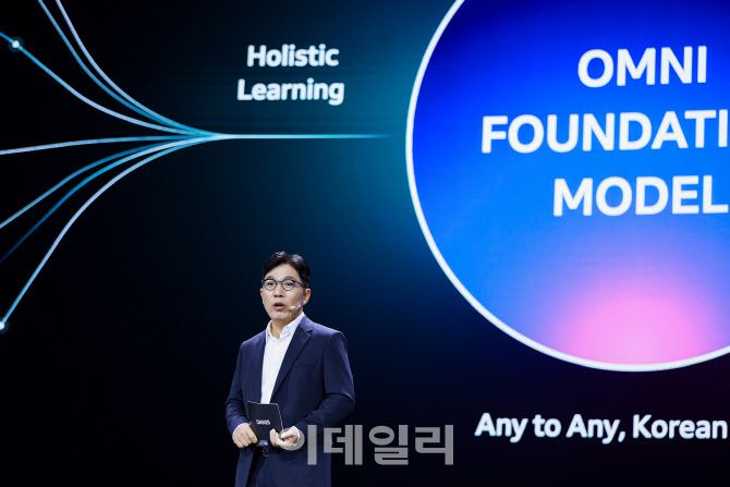 김유원 네이버클라우드 대표가 6일 서울 강남구 코엑스에서 개최한 팀네이버 통합 콘퍼런스 단25에서 ‘AI, 모두를 위한 도전’을 주제로 발표하고 있다.(사진=네이버)