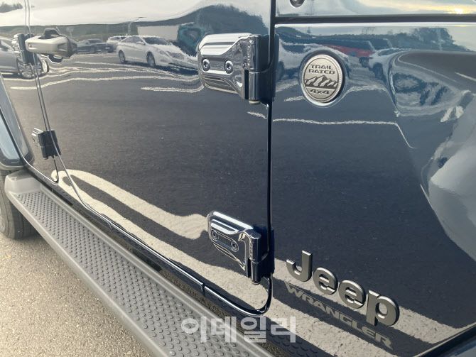 지프 랭글러 사하라 패덤블루 에디션(사진=정병묵 기자)