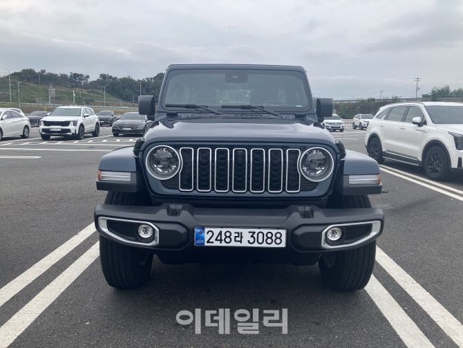 지프 랭글러 사하라 패덤블루 에디션(사진=정병묵 기자)