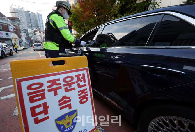 4일 서울 강남구 논현초등학교 인근에서 열린 서울교통 Re-디자인 프로젝트 관련 ‘속 시원한 교통 단속’ 동행 취재에서 경찰들이 어린이보호구역 주변 음주운전 및 정지선 위반 등을 단속하고 있다.(사진=뉴시스)