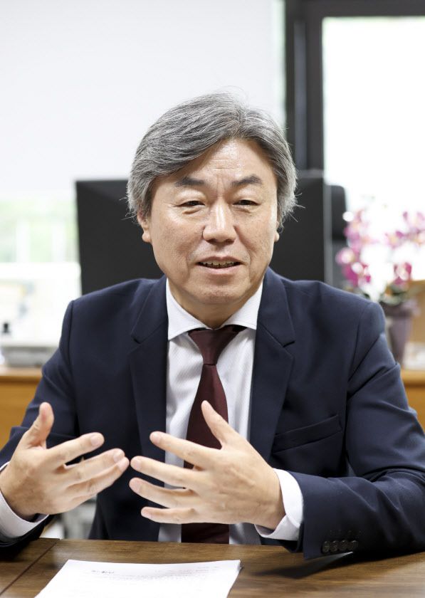 최상호 국립오페라단 단장이 서울 서초구 예술의전당 내 국립오페라단 사무실에서 이데일리와 인터뷰를 진행하고 있다(사진=이영훈 기자).