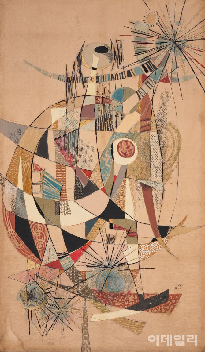 이신자의 ‘노이로제’(1961). ‘제10회 대한민국미술전람회국전’(1961)에 출품한 작품으로, 작가의 네 자녀와 태양을 표현했다. 아이들이 즐겁게 꿈을 펼쳐나간다는 긍정적인 의미를 담았으나 작품 제작 당시 주변의 냉담한 반응을 접했고 그 심경을 ‘노이로제’라는 작품명에 비췄다고 회고하기도 했다. 쇠망에 염료를 묻혀 바탕을 찍고 그 위에 천을 붙이거나 화학섬유로 수를 놓는 등 독자적이고 실험성 짙은 표현기법이 돋보인다. 지난 6월 26일 국립현대미술관 과천에서 개막한 ‘MMCA 과천 상설전: 한국근현대미술Ⅱ’에 걸렸다. 면에 납염·모사·합성사·아플리케, 158×92.5㎝. 국립현대미술관 소장.