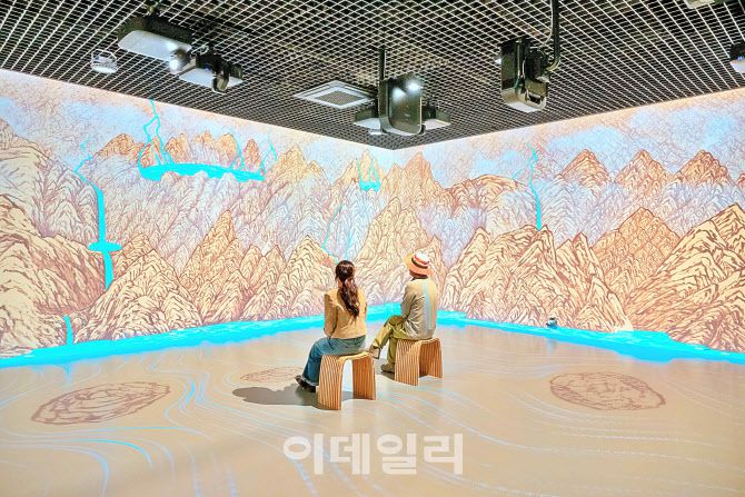 남원 시립 김병종미술관에서는 김병종 화백의 작품으로 미디어아트를 선보이고 있다