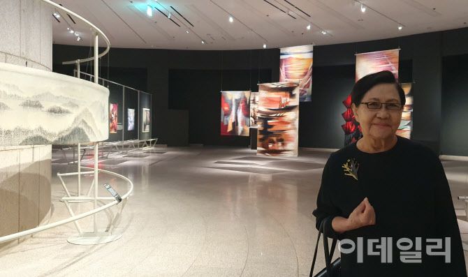 작가 이신자. 2023년 9월 국립현대미술관 과천에서 연 개인전 ‘실로 그리다’에 나섰을 때다. 전시는 1950년대부터 2000년대까지 제작한 90여점을 내걸었던 전시는 50년에 걸친 작가세계와 더불어 한국 섬유미술사의 발자취를 엿봤다. 작가 뒤로 태피스트리 작품 ‘가을의 추상’(1987∼1990)이 보인다(사진=오현주 이데일리 문화전문기자).