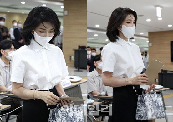 김건희씨가 2022년 용산구의회에 마련된 제8회 전국동시지방선거·국회의원 보궐선거 사전투표소에서 투표를 하기 위해 대기하고 있다. 김 씨가 입은 셔츠는 디올에서 판매하는 ‘버튼 쇼트 반팔 블라우스’로 알려졌다(사진=뉴스1)