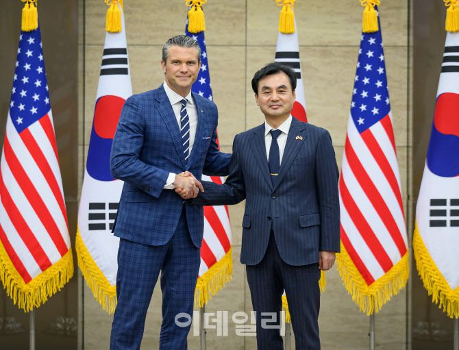 지난 4일 서울 용산 국방부 청사에서 열린 제57차 한미안보협의회(SCM)에 앞서 안규백 국방부 장관과 피트 헤그세스 미 국방장관이 기념촬영을 하고 있다. (사진=국방부)
