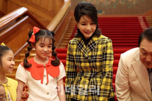 김건희 씨가 청와대 본관 앞 대정원에서 열린 열린음악회를 마친 후 본관 계단에서 어린이 합창단과 기념촬영하고 있다. 이 재킷은 디올 제품으로 한국 미발매 제품으로 당시 이슈가 됐다(사진=페이스북)