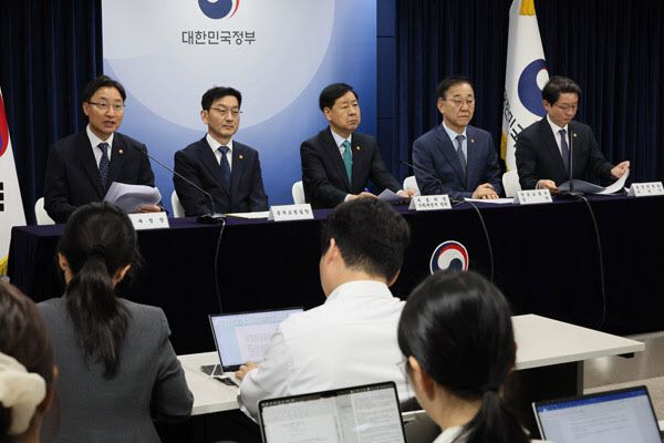 (왼쪽부터) 임광현 국세정창, 윤창렬 국무조정실장, 구윤철 부총리 겸 기획재정부 장관, 김윤덕 국토교통부 장관, 이억원 금융위원장이 15일 서울 종로구 정부서울청사에서 주택시장 안정화 대책 관계부처 합동브리핑을 하고 있다. (사진=연합뉴스)