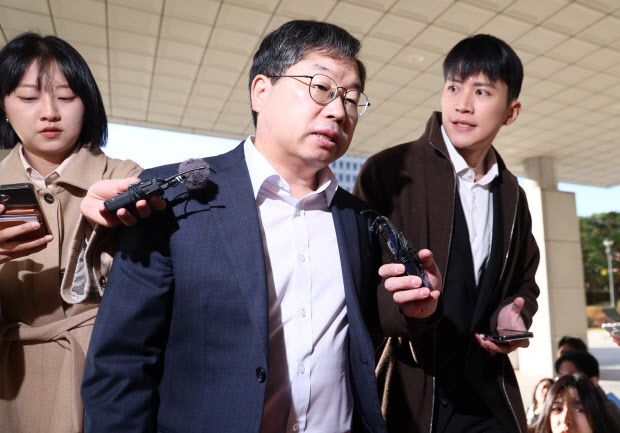 노만석 검찰총장 직무대행이 10일 서울 대검찰청으로 출근하며 취재진의 질문을 받고 있다. (사진=연합뉴스)