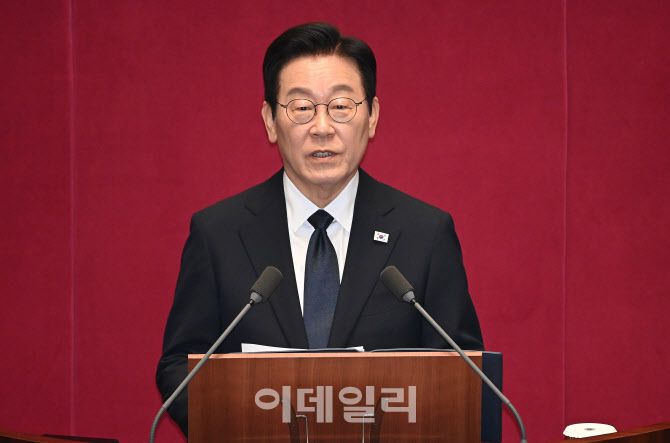 [이데일리 노진환 기자] 이재명 대통령이 4일 오전 국회 본회의장에서 2026년도 예산안 및 기금운용계획안에 대한 시정연설을 하고 있다.