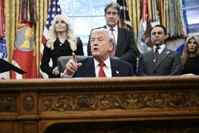 10일(현지시간) 백악관 집무실에서 세르지오 고르 주인도 미 대사 취임식에서 연설하는 도널드 트럼프 미국 대통령(사진=AFP)