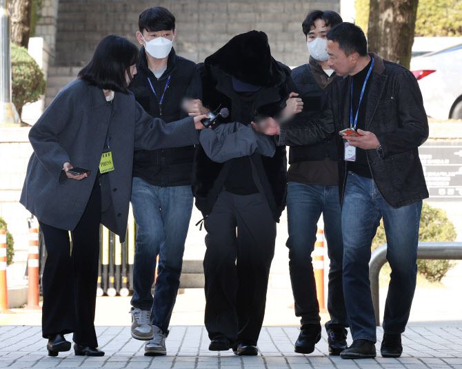 만취 상태에서 운전을 하다가 일본인 관광객 모녀를 치어 50대 어머니를 숨지게 한 30대 남성 서모씨가 5일 서올 서초구 서울중앙지방법원에서 열린 구속 전 피의자 심문(영장실질심사)에 출석하고 있다. (사진=뉴시스)