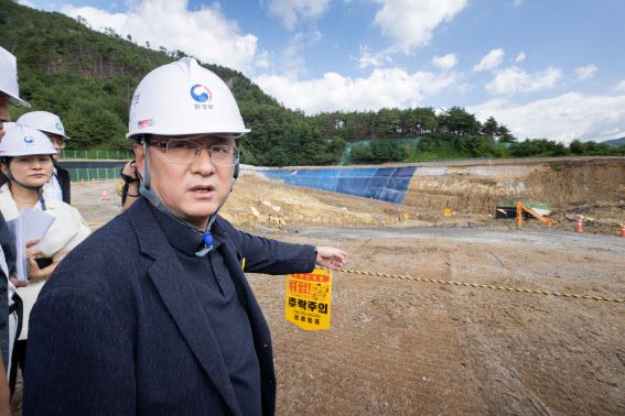 김성환 기후에너지환경부 장관이 지난 8월 7일 경북 봉화군 소재 영풍 석포제련소를 방문해 아연 생산 공정과 환경관리 현황을 설명 듣고 철저한 환경안전 관리를 당부하는 모습. (사진=환경부)