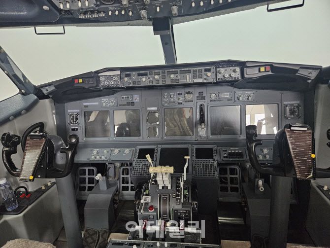 중국 산둥성 빈저우 산둥항공대 실습실에 대형 항공기 조종석이 설치돼 있다. (사진=이데일리 이명철 특파원)