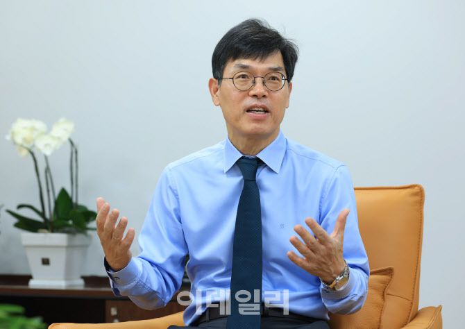 [이데일리 노진환 기자] 안철경 보험연구원장이 12일 서울 영등포구 여의도동 보험연구원에서 이데일리와 인터뷰를 하고 있다.