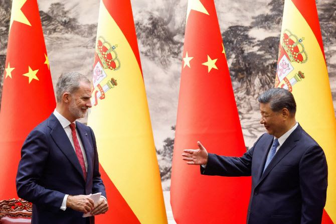 시진핑(오른쪽) 중국 국가주석과 펠리페 6세 스페인 국왕이 12일 오전 베이징 인민대회당에서 만나 인사하고 있다. (사진=AFP)