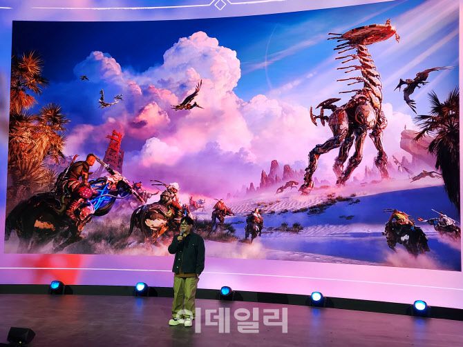 이승구 호라이즌 스틸 프론티어스 총괄 프로듀서가 13일 부산 벡스코에서 열린 ‘지스타’의 ‘엔씨소프트 오프닝 세션’에서 호라이즌 스틸 프론티어스를 첫 공개했다. (사진=안유리 기자)