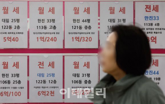 서울 성동구 한 공인중개사무소 앞에 전월세 시세표가 붙어 있다.(사진=방인권 기자)