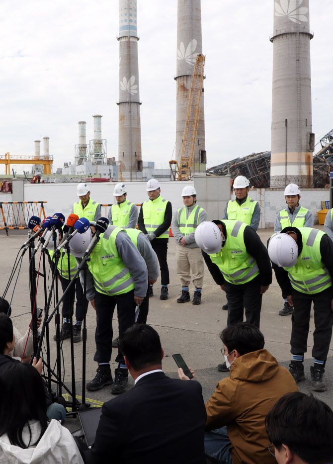 김완석 HJ중공업 대표이사가 13일 울산화력본부 보일러 타워 붕괴사고 현장 앞에서 대국민 사과를 하고 있다.(사진=뉴스1)