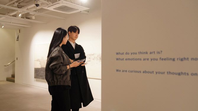 LG유플러스의 복합문화공간인 ‘일상비일상의 틈byU+(이하 틈)’이 현대 미술을 감상할 수 있는 전시공간으로 거듭난다. 사진은 LG유플러스 모델이 전시공간을 소개하는 모습.