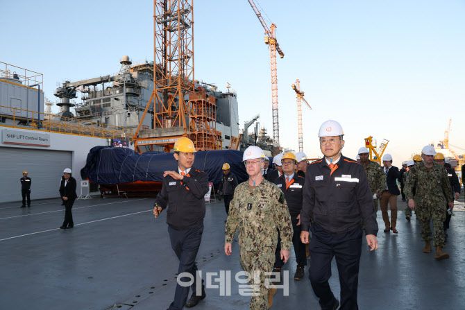 한화오션을 방문한 대릴 커들 미국 해군참모총장과 한화오션 김희철 대표이사(왼쪽 세번째)가 한화오션이 MRO 중인 미국 해군 보급함 찰스 드류함을 둘러보고 있다. (사진=한화오션)