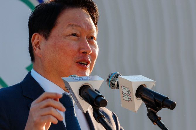 최태원 SK그룹 겸 대한상공회의소 회장이 28일 경상북도 경주시 사정동 플레이스C 갤러리에서 열린 ‘APEC CEO SUMMIT 2025, 배우자 미술전시 오프닝’에서 축사하고 있다. (공동취재사진단)