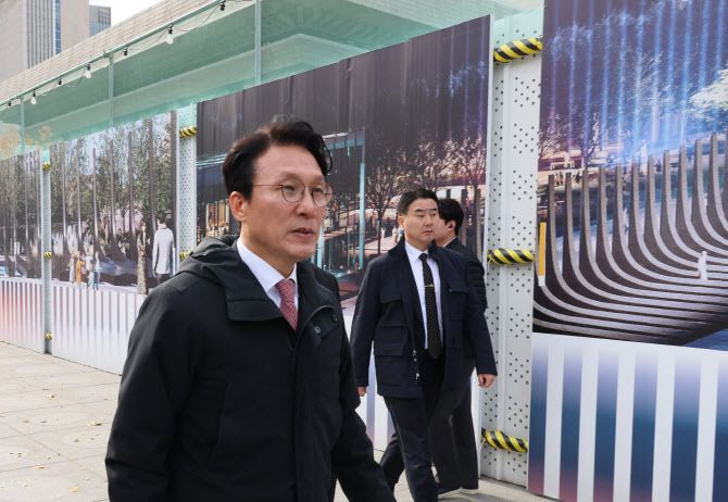 김민석 국무총리가 17일 서울 광화문광장에 조성중인 감사의 정원 공사 현장을 찾아 외곽펜스에 그려진 조감도 옆을 지나고 있다. (사진=연합뉴스)