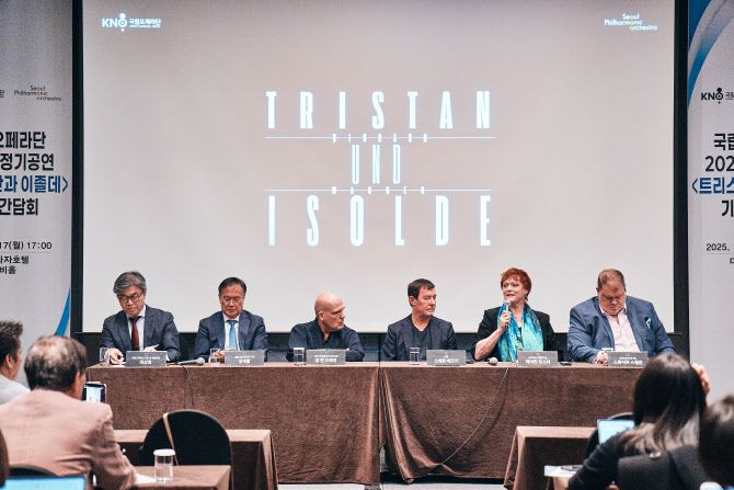 다음달 국내 초연하는 오페라 ‘트리스탄과 이졸데’의 제작진과 창작진의 모습. 왼쪽부터 최상호 국립오페라단 단장, 정재왈 서울시향 대표, 얍 판 츠베덴 서울시향 음악감독, 연출가 슈테판 메르키, 소프라노 캐서린 포스터, 테너 스튜어트 스켈톤(사진=국립오페라단 제공).